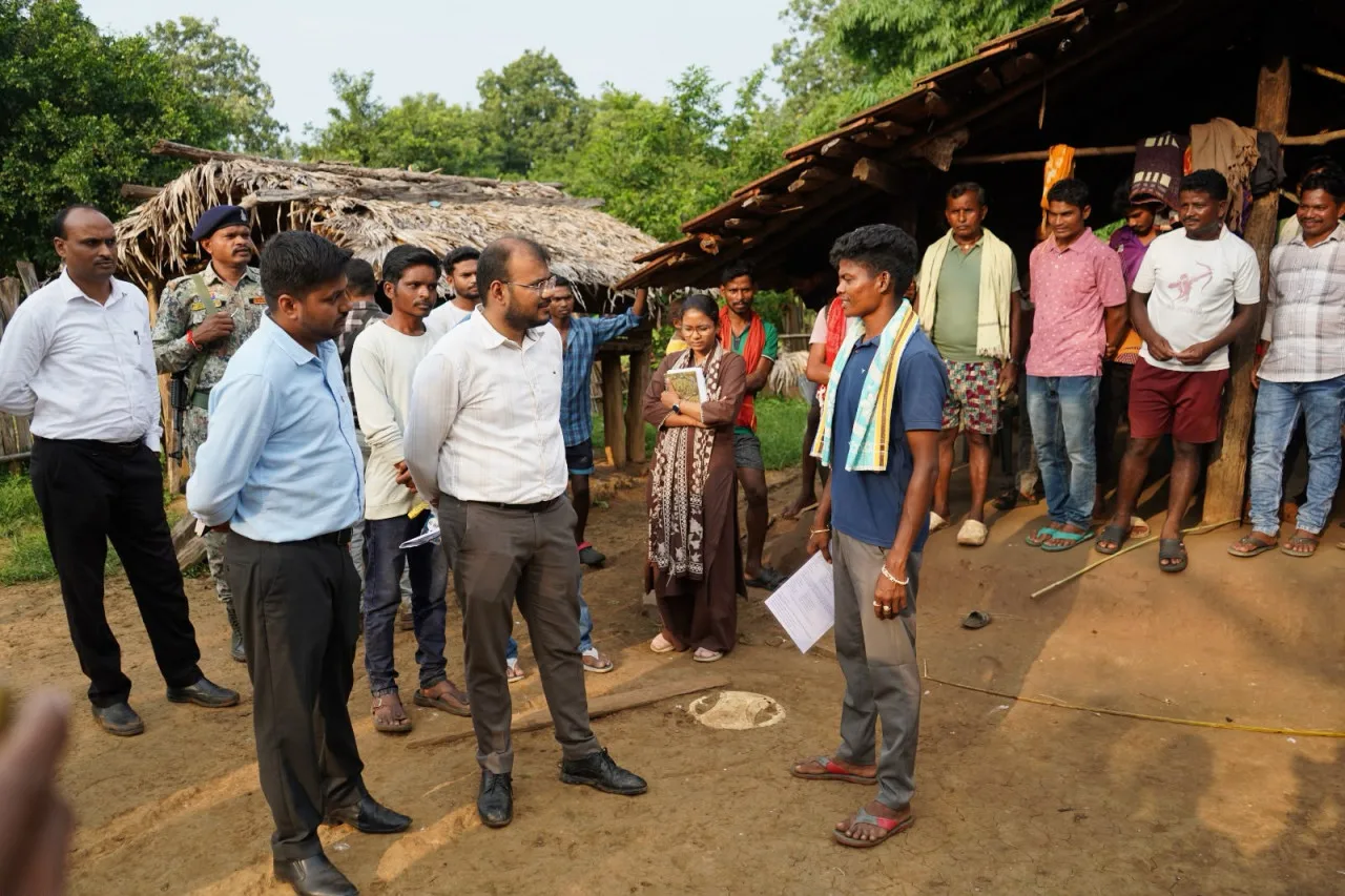  मेटागुड़ा में लगी चौपाल,  जमीन पर बैठकर कलेक्टर अमित कुमार ने ग्रामीणों की बात सुनी 