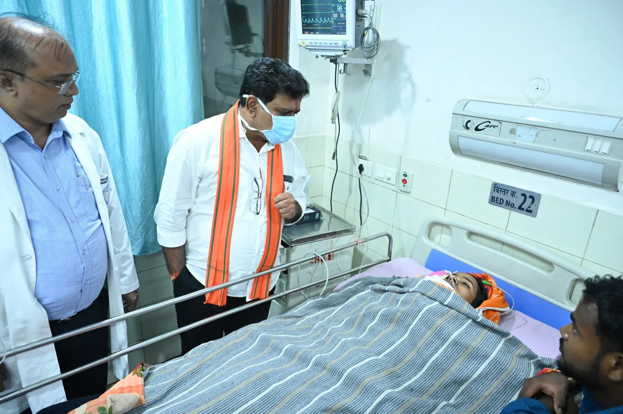 उप मुख्यमंत्री विजय शर्मा ने रायपुर एम्स में महाराष्ट्र सड़क हादसे मे घायल लोगो से की मुलाकात