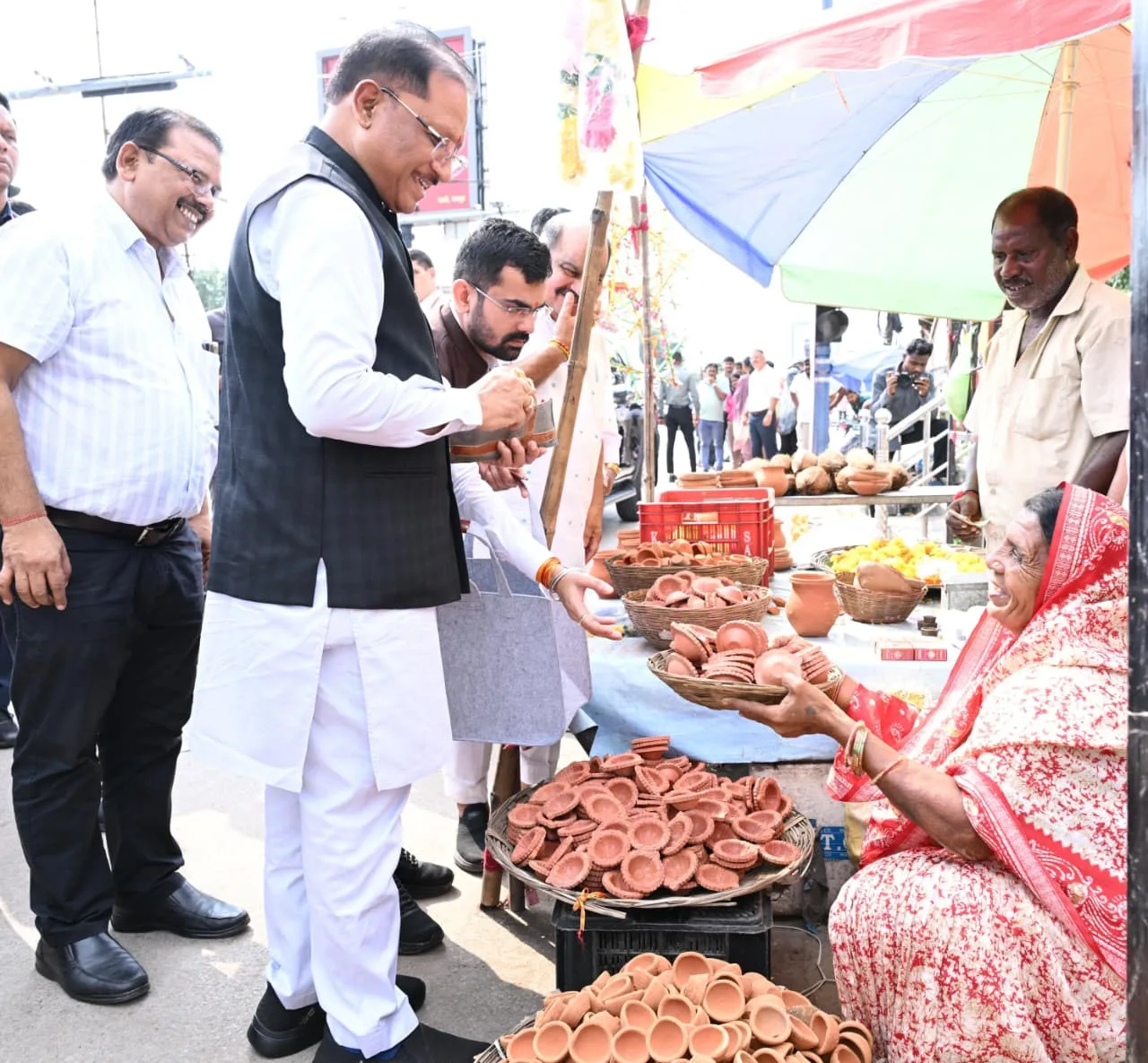 सड़क किनारे पसरे पर अचानक पहुंचे मुख्यमंत्री विष्णु देव साय, मीरा के पसरे से खरीदा ‘आशीर्वाद का दीया’