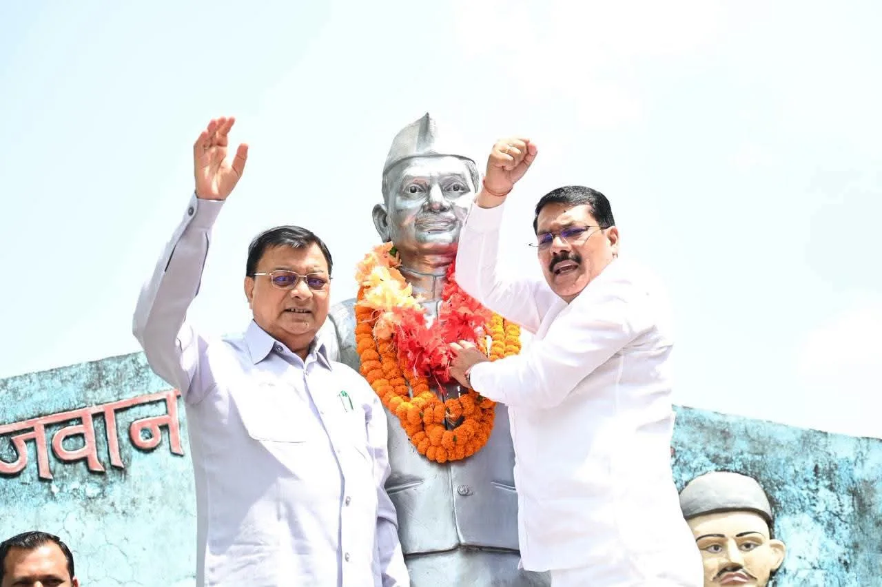 गांधी जयंती पर औद्योगिक क्षेत्र कोरबा में लगाए गए लगभग 100 पौधे, मंत्री लखनलाल देवांगन ने किया पौधरोपण