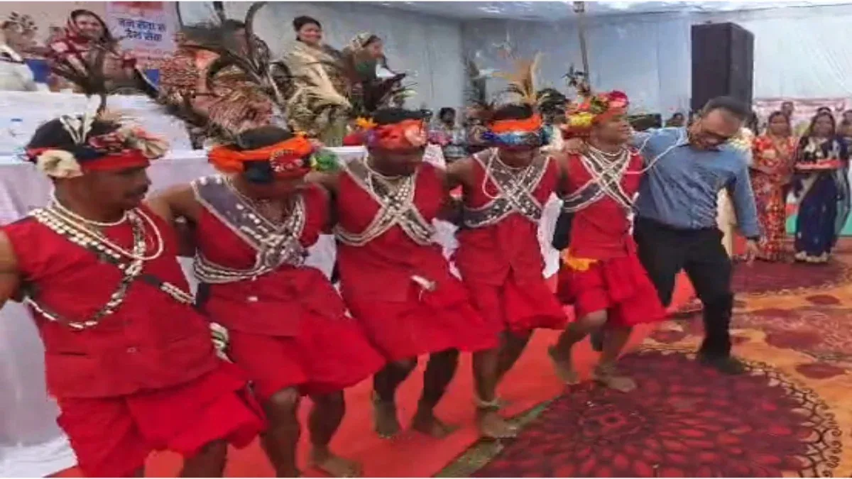 कांकेर में कलेक्टर ने किया मांदरी नृत्य, सेवा संकल्प अभियान में ग्राम मोदे में स्वागत से उत्साहित