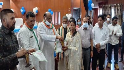 राजस्व मंत्री ने स्वास्थ्य कर्मियों का किया सम्मान, कहा-कोरोना काल में सभी ने दिया महत्वपूर्ण योगदान