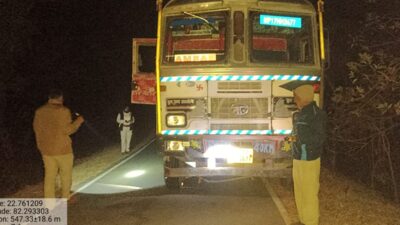 कोरबा में वन विभाग की बड़ी कार्रवाई, लाखों की साल लकड़ी से लदा ट्रक जब्त