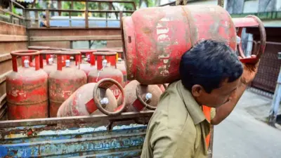 घरेलू एलपीजी सिलेंडर की कीमतों में शनिवार, 7 मार्च से बढ़ोतरी कर दी गई है।