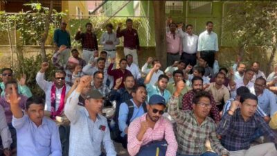 छत्तीसगढ़ में हटाए जाने की आशंका से अतिथि शिक्षकों ने घेरा मंत्री का निवास
