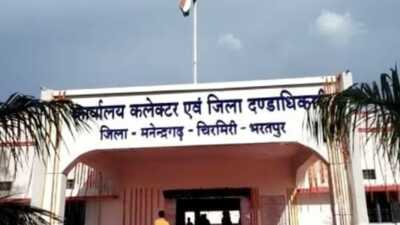कलेक्टर की बड़ी कार्रवाई: स्कूल में शराब पीने वाले प्रधान पाठक  एवं सहायक शिक्षक को किया निलंबित