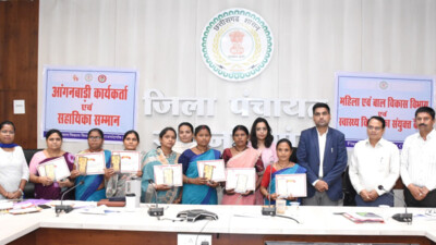 पोट्ठ लईका पहल अंतर्गत उत्कृष्ट कार्य करने वाली आंगनबाड़ी कार्यकर्ताओं को सम्मानित किया 