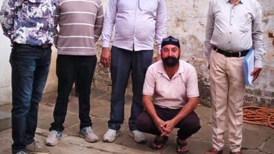 रिहायशी मकान से महाराष्ट्र राज्य निर्मित 12.60 लीटर ‘संत्री’ शराब बरामद की