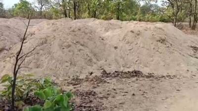 ग्राम लालमाटी में दबिश देकर 50 ट्रिप अवैध रेत जब्त