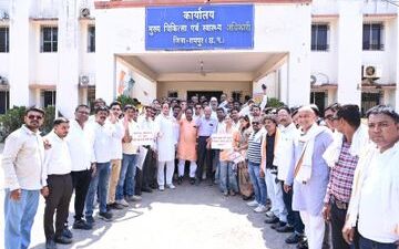 रायपुर: सरकारी अस्पतालों की बदहाली पर कांग्रेस का प्रदर्शन, CMHO दफ्तर का किया घेराव