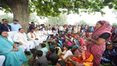मुख्यमंत्री ने महुआ पेड़ के नीचे लगाई चौपाल