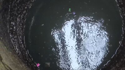 कोरिया के बेलिया में कुएं से प्यास बुझाने को मजबूर ग्रामीण