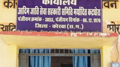 सरल प्रक्रिया के माध्यम से खाद एवं बीज प्राप्त कर रहे किसान