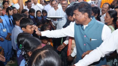 वन मंत्री केदार कश्यप और सांसद  महेश बच्चों का किया आत्मीय स्वागत