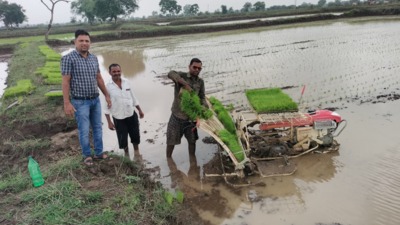 पैडी ट्रांसप्लांटर विधि से धान रोपाई की उन्नत तकनीक ओर बढ़ते किसान