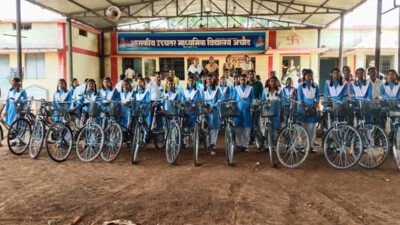 रायपुर : सरस्वती साइकिल योजना के तहत 32 छात्राओं को निःशुल्क साइकिलें वितरित 