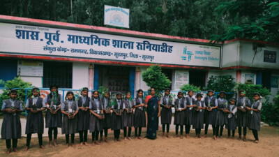 पौधरोपण कर विद्यार्थियों ने जगाई पर्यावरण चेतना, दिया 'एक पेड़ माँ के नाम' का संदेश