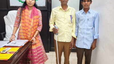दृष्टिबाधित योगेश को मिली स्मार्ट स्टिक, आसान हुआ सफर