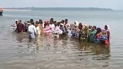 धमतरी में गंगरेल बांध तट पर डूबान प्रभावितों का जल सत्याग्रह
