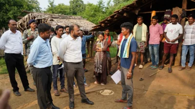  मेटागुड़ा में लगी चौपाल,  जमीन पर बैठकर कलेक्टर अमित कुमार ने ग्रामीणों की बात सुनी 