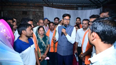 वित्त मंत्री ओ.पी. चौधरी महानदी के जलस्तर से प्रभावित क्षेत्रों का जायजा लेने नाव से पहुंचे।