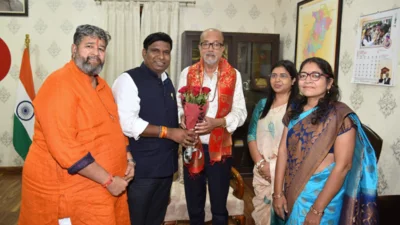 राज्यपाल डेका से कामधेनु विश्वविद्यालय के कार्य परिषद सदस्यों ने की भेंट