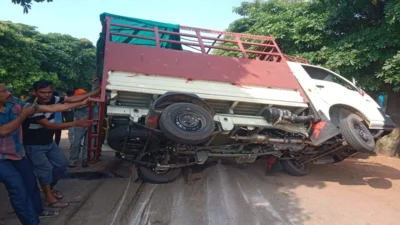 धमतरी में बड़ा हादसा, गंगरेल से लौट रही पिकअप भटगांव रोड पर पलटी