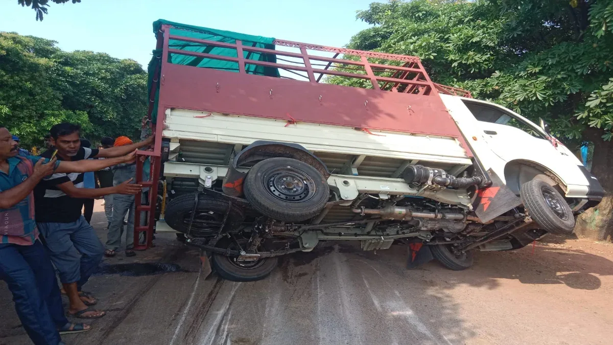 धमतरी में बड़ा हादसा, गंगरेल से लौट रही पिकअप भटगांव रोड पर पलटी